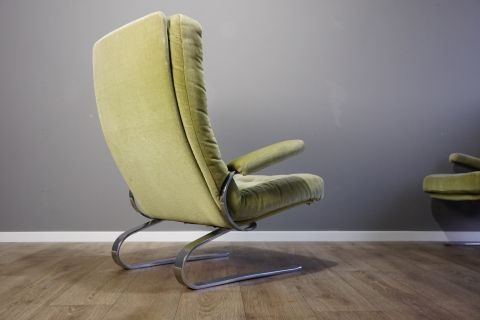 2 Freischwinger Lounge Chairs Flachstahl